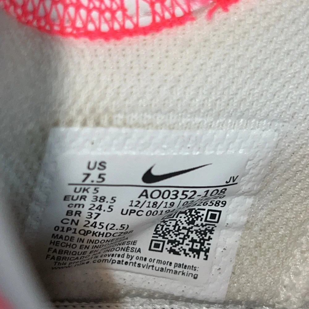 Nike Air Max Motion 2 Women’s 7.5 White Flash Crimson Sneakers AO0352-108
